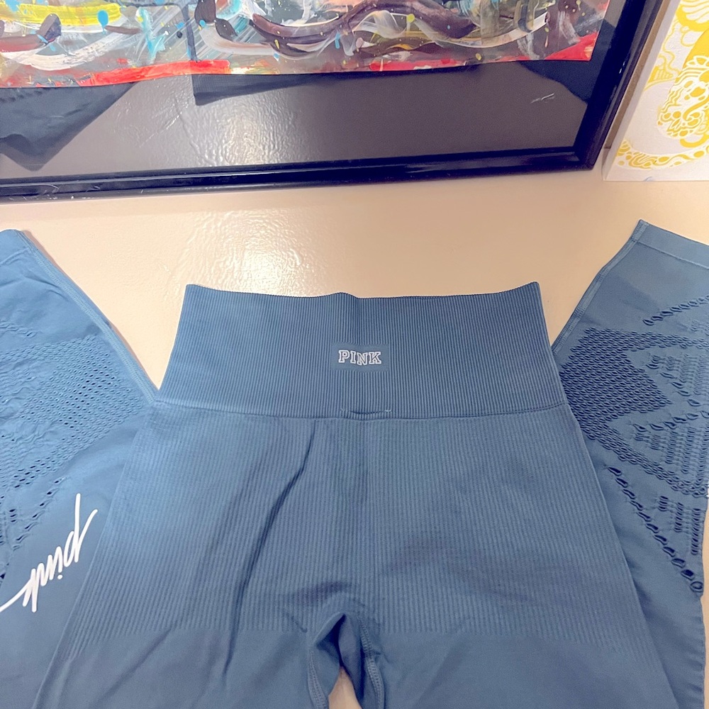 Victorias Secret Capri Leggings size Extra Small in a teal color